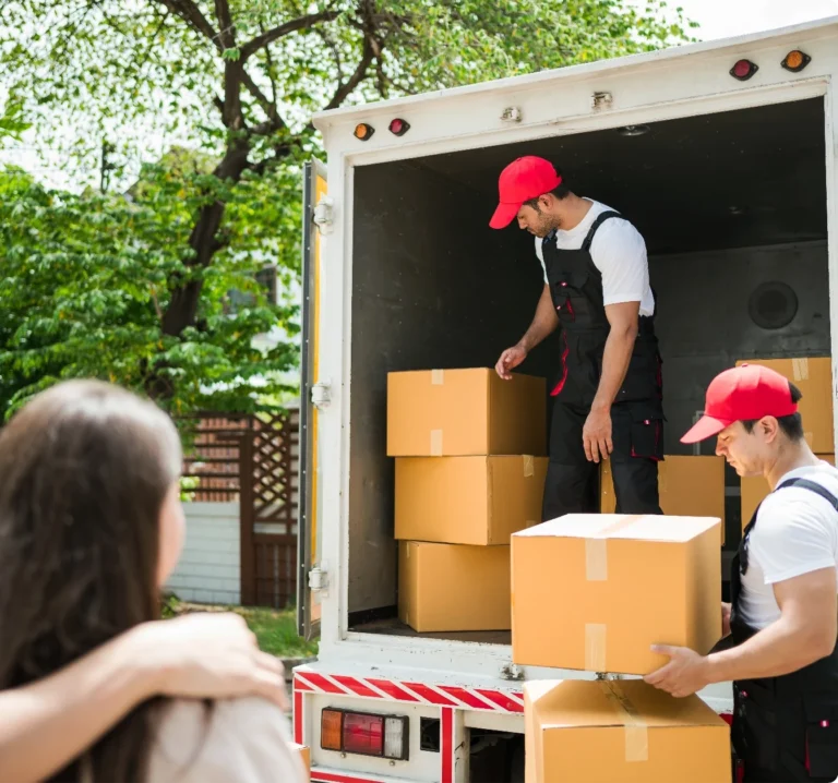 Flytthjälp Dalarna där personal från Arbetskällan Ludvika lastar flyttbil med kartonger